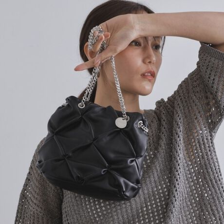 [^ԁFC7114051]lC̋ВfUCɐV삪oÎ炩fނVN2WAY~jV_[obOEX^CÕANZgɂ҂ȋВ^~jV_[obOÊ炩gpA܂݃fUC|CgłEfނ̕\yރANZT[õACeE`F[V_[͕֗2WAYdlE|Pbgtŉו̎dɕ֗ |PbgF2yfUCzВfUC2WAY~jV_[obOB̂炩̍fނVNŁAghȂAX^COɂ킹₷ACełBВ^̃fUC̓RƂVGbgLb`[ŁAJWAX^COɂp[eB[V[ɂ킹Ă؂€̂fUCłB`F[V_[́AAŎ΂ߊ|łɂ2AŌ|łgp2WAYdlŁAX^COɍ킹ĂDȂ\łB킹₷iȈۂ̃x[VbNJ[łpӂ܂BydlzE|PbgF~22WAY|Pbg聡ȂȂߊ|\Ɩ̊֌WɂAۂFČꍇ܂B܂Ap\REX}[gtHȂǂ̊ɂA኱iƉ摜̃J[قȂꍇ܂Bd:260g