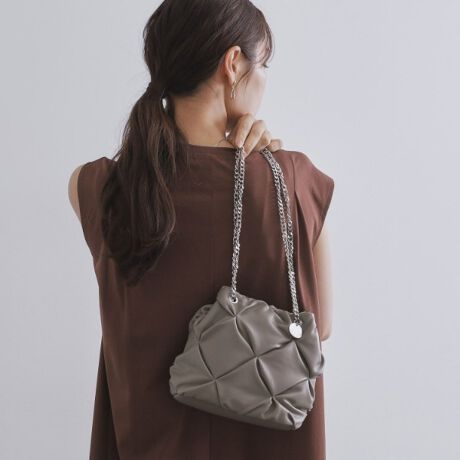 [^ԁFC7114051]lC̋ВfUCɐV삪oÎ炩fނVN2WAY~jV_[obOEX^CÕANZgɂ҂ȋВ^~jV_[obOÊ炩gpA܂݃fUC|CgłEfނ̕\yރANZT[õACeE`F[V_[͕֗2WAYdlE|Pbgtŉו̎dɕ֗ |PbgF2yfUCzВfUC2WAY~jV_[obOB̂炩̍fނVNŁAghȂAX^COɂ킹₷ACełBВ^̃fUC̓RƂVGbgLb`[ŁAJWAX^COɂp[eB[V[ɂ킹Ă؂€̂fUCłB`F[V_[́AAŎ΂ߊ|łɂ2AŌ|łgp2WAYdlŁAX^COɍ킹ĂDȂ\łB킹₷iȈۂ̃x[VbNJ[łpӂ܂BydlzE|PbgF~22WAY|Pbg聡ȂȂߊ|\Ɩ̊֌WɂAۂFČꍇ܂B܂Ap\REX}[gtHȂǂ̊ɂA኱iƉ摜̃J[قȂꍇ܂Bd:260g