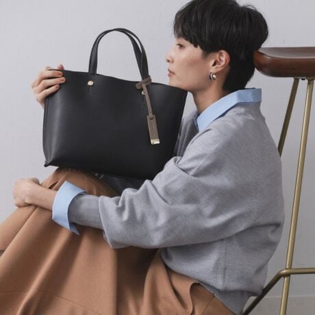 [^ԁFC7114028]lC̖iobOɐVFoI2WAYdlIoCJ[|Cg̃~hTCYg[gobOEƂ\ʊ̍fނgpEʋ΂ɂʊwɂΉ\Ȃꂢ߃VvfUCE{̃TCh̔zFfUCVNȈہEO\ȃOV_[t2WAYdlEOV_[͎₷ɒ߂\E500mlybg{gcɂɂ[́E|PbgAו̎dɕ֗  |PbgF4iA|PbgF2jyJ[WJz`R[O[ x CgO[i514jubN x Jx[Wi519j_[NuE x Ki544jx[W x Cgx[Wi552jx[sN x Ci574jX[Nu[ x Cgu[i892j892J[͈ꕔX܂ECJ[łByfUCzʋΒʊw̃LC߃X^COɍ킹₷XbLfUC̃~hTCYg[gobOBn̔zFg|CgŁAꂢ߂ȈۂɎdグ܂B{̑OɕtĂO|PbǵAgѓdbJ[hP[X͂߂Ƃ̎[ɕ֗ŁA{̒̃t@Xi[ɂ500mlTCỸybg{g[\Ȃ̂|CgłBO\ȃOV_[t2WAYdlȂ̂ŁApr⃉CtX^Cɍ킹Ďg\łBʋΑΉ500mlybg{g[\|Pbg聡V_[Xgbvt2WAYdlƖ̊֌WɂAۂFČꍇ܂B܂Ap\REX}[gtHȂǂ̊ɂA኱iƉ摜̃J[قȂꍇ܂Bd:460g