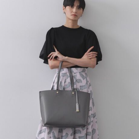 [^ԁFC7114029]lC̖iobOɐVFoIA4TCYΉ\IoCJ[|Cg̃X[Xg[gobOEƂ\ʊ̍fނgpEʋ΂ɂʊwɂΉ\Ȃꂢ߃VvfUCE{̃TCh̔zFfUCVNȈہEA4TCY̏ނ[́E|PbgAו̎dɕ֗  |PbgF4iA|PbgF2jyJ[WJz`R[O[ x CgO[i514jubN x Jx[Wi519j_[NuE x Ki544jx[W x Cgx[Wi552jX[Nu[ x Cgu[i892j892J[͈ꕔX܂ECJ[łByfUCzʋΒʊw̃LC߃X^COɍ킹₷XbLfUCA4g[gobOBn̔zFg|CgŁAꂢ߂ȈۂɎdグ܂B{̑OɕtĂO|PbǵAgѓdbJ[hP[XȂǂ̏ނ͂߂ƂāAƂɎo̎[ɕ֗łB{̓ɂ|PbgtĂ̂ŁAו̎d₷łB܂AXbLƂ̃fUC͌Ɋ|ۂɃSAtBbgĂ܂BʋΑΉA4TCY[\|Pbg聡|\Ɩ̊֌WɂAۂFČꍇ܂B܂Ap\REX}[gtHȂǂ̊ɂA኱iƉ摜̃J[قȂꍇ܂Bd:520g