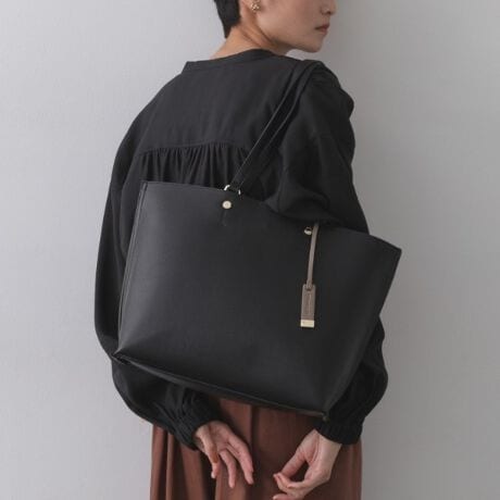 [^ԁFC7114029]lC̖iobOɐVFoIA4TCYΉ\IoCJ[|Cg̃X[Xg[gobOEƂ\ʊ̍fނgpEʋ΂ɂʊwɂΉ\Ȃꂢ߃VvfUCE{̃TCh̔zFfUCVNȈہEA4TCY̏ނ[́E|PbgAו̎dɕ֗  |PbgF4iA|PbgF2jyJ[WJz`R[O[ x CgO[i514jubN x Jx[Wi519j_[NuE x Ki544jx[W x Cgx[Wi552jX[Nu[ x Cgu[i892j892J[͈ꕔX܂ECJ[łByfUCzʋΒʊw̃LC߃X^COɍ킹₷XbLfUCA4g[gobOBn̔zFg|CgŁAꂢ߂ȈۂɎdグ܂B{̑OɕtĂO|PbǵAgѓdbJ[hP[XȂǂ̏ނ͂߂ƂāAƂɎo̎[ɕ֗łB{̓ɂ|PbgtĂ̂ŁAו̎d₷łB܂AXbLƂ̃fUC͌Ɋ|ۂɃSAtBbgĂ܂BʋΑΉA4TCY[\|Pbg聡|\Ɩ̊֌WɂAۂFČꍇ܂B܂Ap\REX}[gtHȂǂ̊ɂA኱iƉ摜̃J[قȂꍇ܂Bd:520g