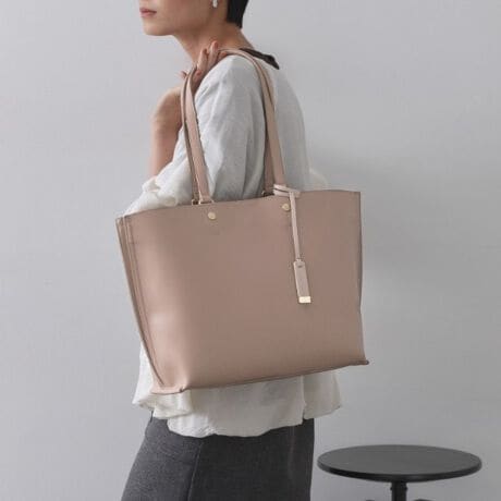 [^ԁFC7114029]lC̖iobOɐVFoIA4TCYΉ\IoCJ[|Cg̃X[Xg[gobOEƂ\ʊ̍fނgpEʋ΂ɂʊwɂΉ\Ȃꂢ߃VvfUCE{̃TCh̔zFfUCVNȈہEA4TCY̏ނ[́E|PbgAו̎dɕ֗  |PbgF4iA|PbgF2jyJ[WJz`R[O[ x CgO[i514jubN x Jx[Wi519j_[NuE x Ki544jx[W x Cgx[Wi552jX[Nu[ x Cgu[i892j892J[͈ꕔX܂ECJ[łByfUCzʋΒʊw̃LC߃X^COɍ킹₷XbLfUCA4g[gobOBn̔zFg|CgŁAꂢ߂ȈۂɎdグ܂B{̑OɕtĂO|PbǵAgѓdbJ[hP[XȂǂ̏ނ͂߂ƂāAƂɎo̎[ɕ֗łB{̓ɂ|PbgtĂ̂ŁAו̎d₷łB܂AXbLƂ̃fUC͌Ɋ|ۂɃSAtBbgĂ܂BʋΑΉA4TCY[\|Pbg聡|\Ɩ̊֌WɂAۂFČꍇ܂B܂Ap\REX}[gtHȂǂ̊ɂA኱iƉ摜̃J[قȂꍇ܂Bd:520g