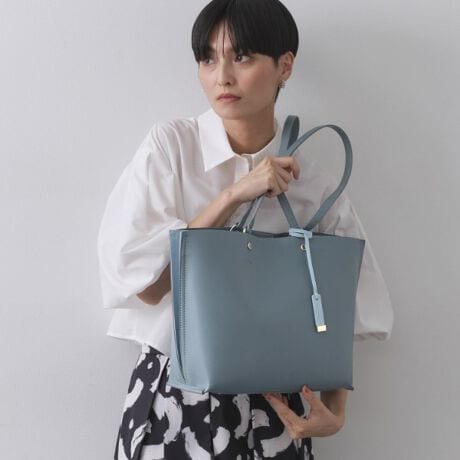 [^ԁFC7114029]lC̖iobOɐVFoIA4TCYΉ\IoCJ[|Cg̃X[Xg[gobOEƂ\ʊ̍fނgpEʋ΂ɂʊwɂΉ\Ȃꂢ߃VvfUCE{̃TCh̔zFfUCVNȈہEA4TCY̏ނ[́E|PbgAו̎dɕ֗  |PbgF4iA|PbgF2jyJ[WJz`R[O[ x CgO[i514jubN x Jx[Wi519j_[NuE x Ki544jx[W x Cgx[Wi552jX[Nu[ x Cgu[i892j892J[͈ꕔX܂ECJ[łByfUCzʋΒʊw̃LC߃X^COɍ킹₷XbLfUCA4g[gobOBn̔zFg|CgŁAꂢ߂ȈۂɎdグ܂B{̑OɕtĂO|PbǵAgѓdbJ[hP[XȂǂ̏ނ͂߂ƂāAƂɎo̎[ɕ֗łB{̓ɂ|PbgtĂ̂ŁAו̎d₷łB܂AXbLƂ̃fUC͌Ɋ|ۂɃSAtBbgĂ܂BʋΑΉA4TCY[\|Pbg聡|\Ɩ̊֌WɂAۂFČꍇ܂B܂Ap\REX}[gtHȂǂ̊ɂA኱iƉ摜̃J[قȂꍇ܂Bd:520g