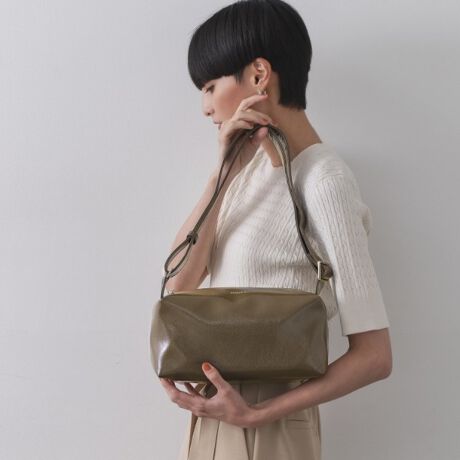 [^ԁFC7114053]gh̃ChVGbgVNI2WAYdl̃XNGA{XgobOE{̂́AGifނgpE{̏㕔̃uhS肰ȂfUC|CgEV_[Xgbv͒\ŁA|łȂȂߊ|ł܂BE}`̂鉡VGbgȂ̂Ŏ[͂A500mlybg{g܂܂BE|Pbgtōׂȉו̎dɕ֗łBydlzE|PbgF~2|Pbgt2WAY|\ȂȂߊ|\500mlybg{g[\Ɩ̊֌WɂAۂFČꍇ܂B܂Ap\REX}[gtHȂǂ̊ɂA኱iƉ摜̃J[قȂꍇ܂Bd:340g