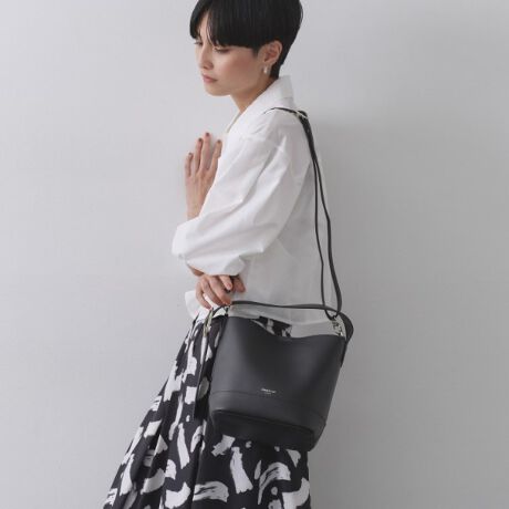 [^ԁFC7114044]LC߃X^COɍ킹₷IyʂŃ\tgȍfނgp3WAYdl̃~jV_[obOEX[XfނgpEXbLfUCƕg̃S[h^p[ciȈہE}`L߂ŁA500mlybg{g܂[͂܂BEO\ȃV_[XgbvtEV_[Xgbv͒\łEnhobOƂĂA|łA΂ߊ|łĂ3WAYdlE|PbgtŁA̎dɕ֗|PbgF3iA|PbgF2jyfUCzLC߃X^COɃsb^ȃXbLfUC̃~jV_[obOBX[XȍfނgpĂA\tgȕȂ悢n荂̈ۂłBV_[͒\ŁAnhobOƂĂA|ɂΉł܂BO\ȃV_[XgbvtŁAXgbv͒\łBnhobOƂĂA|łAȂȂߊ|łƂo3WAYdl̃fUCB{̔wʊÕ|PbǵAX}[gtHpXP[XȂǁAƎo̎[ɕ֗łB{̓ɂ|Pbg2Aו̎d₷̂|CgłB500mlybg{g[\3WAY|\ȂȂߊ|\Ɩ̊֌WɂAۂFČꍇ܂B܂Ap\REX}[gtHȂǂ̊ɂA኱iƉ摜̃J[قȂꍇ܂Bd:355g