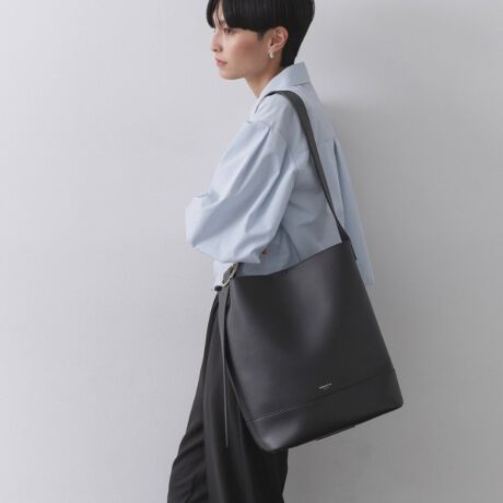 [^ԁFC7114032]ʋΒʊw̃LC߃X^COɍ킹₷IyʂŃ\tgȍfނgpA4TCYΉ̃V_[obOEX[XfނgpEXbLfUCƕg̃S[h^p[ciȈہEc̃V_[fUC[hĂ܂EA4TCYt@C[́EV_[Xgbv͒\E|PbgtŁA̎dɕ֗|PbgF3iA|PbgF2jyfUCzʋ΂ʊw̃LC߃X^COɃsb^ȃXbLfUCA4TCYV_[obOBc̃V_[fUC[hȈۂĂ܂BX[XȍfނgpĂA\tgȕȂ悢n荂̈ۂłBV_[͒\ŁA|ɂ΂ߊ|ɂΉł܂B{̔wʊÕ|PbǵAX}[gtHpXP[XȂǁAƎo̎[ɕ֗łB{̓ɂ|Pbg2Aו̎d₷̂|CgłBʋΑΉA4t@C[\|\ȂȂߊ|\Ɩ̊֌WɂAۂFČꍇ܂B܂Ap\REX}[gtHȂǂ̊ɂA኱iƉ摜̃J[قȂꍇ܂Bd:555g