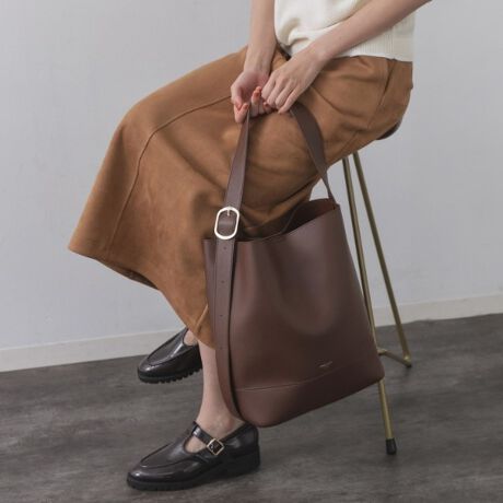 [^ԁFC7114032]ʋΒʊw̃LC߃X^COɍ킹₷IyʂŃ\tgȍfނgpA4TCYΉ̃V_[obOEX[XfނgpEXbLfUCƕg̃S[h^p[ciȈہEc̃V_[fUC[hĂ܂EA4TCYt@C[́EV_[Xgbv͒\E|PbgtŁA̎dɕ֗|PbgF3iA|PbgF2jyfUCzʋ΂ʊw̃LC߃X^COɃsb^ȃXbLfUCA4TCYV_[obOBc̃V_[fUC[hȈۂĂ܂BX[XȍfނgpĂA\tgȕȂ悢n荂̈ۂłBV_[͒\ŁA|ɂ΂ߊ|ɂΉł܂B{̔wʊÕ|PbǵAX}[gtHpXP[XȂǁAƎo̎[ɕ֗łB{̓ɂ|Pbg2Aו̎d₷̂|CgłBʋΑΉA4t@C[\|\ȂȂߊ|\Ɩ̊֌WɂAۂFČꍇ܂B܂Ap\REX}[gtHȂǂ̊ɂA኱iƉ摜̃J[قȂꍇ܂Bd:555g