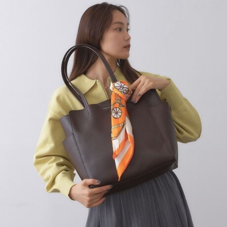 [^ԁFC7114042]XJ[ttIghƎ[͂ǂ킹A4TCYΉg[gobOEiȃZ~}bg̃X[XfނgpBE̓XG[h̕ōȈۂłBEO\ȃVN̂炩̃XJ[ttŁAx[VbNȃobOɃANZgƃghvXBE{̃tg㕔̃uhS󂪂肰ȂfUC|CgBEA4TCYt@C[́BEeɊO|PbgtĂA500mlybg{g܂ݎPȂƎô̎[ɕ֗łBEɂ|PbgtĂ̂ŁAׂȉו̎dɕ֗Ȃ̂|CgłB|PbgF5iA|PbgF3jyJ[WJz019ubNn obOFubNAXJ[tFlCr[n044uEn obOFuEAXJ[tFIWn052x[Wn obOFx[WAXJ[tFbhn|Pbg聡A4TCYΉ|\XJ[ttƖ̊֌WɂAۂFČꍇ܂B܂Ap\REX}[gtHȂǂ̊ɂA኱iƉ摜̃J[قȂꍇ܂Bd:410g