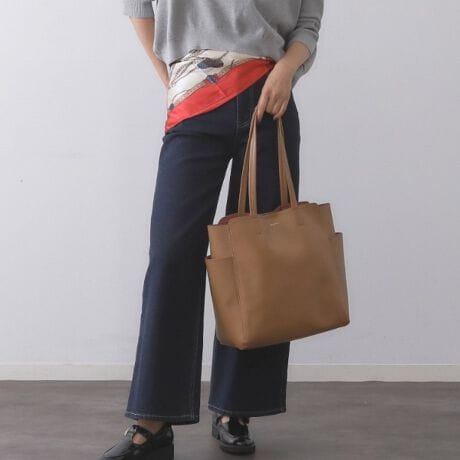 [^ԁFC7114042]XJ[ttIghƎ[͂ǂ킹A4TCYΉg[gobOEiȃZ~}bg̃X[XfނgpBE̓XG[h̕ōȈۂłBEO\ȃVN̂炩̃XJ[ttŁAx[VbNȃobOɃANZgƃghvXBE{̃tg㕔̃uhS󂪂肰ȂfUC|CgBEA4TCYt@C[́BEeɊO|PbgtĂA500mlybg{g܂ݎPȂƎô̎[ɕ֗łBEɂ|PbgtĂ̂ŁAׂȉו̎dɕ֗Ȃ̂|CgłB|PbgF5iA|PbgF3jyJ[WJz019ubNn obOFubNAXJ[tFlCr[n044uEn obOFuEAXJ[tFIWn052x[Wn obOFx[WAXJ[tFbhn|Pbg聡A4TCYΉ|\XJ[ttƖ̊֌WɂAۂFČꍇ܂B܂Ap\REX}[gtHȂǂ̊ɂA኱iƉ摜̃J[قȂꍇ܂Bd:410g