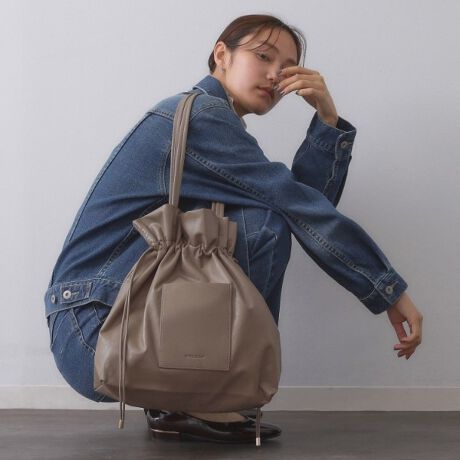 [^ԁFC7114039]炩ȍfނgpiȈۂ̃g[gobOBlC̃fUCɐVfނǉIɃAbvf[gčēoIE019J[Ɓ043J[͏iȌ򊴂̂炩ȍfނgpE144J[Ɓ151J[̓xA͋̕Ĉ鍇fނgpE\ʊ̂fނȂ̂ŃLYڗɂEʋ΂ʊwɂΉ\Ȃꂢ߃VvfUCEA4t@Cۂ[́E{̃tg̃|Pbg̓X}[gtHȂǂ̎[ɕ֗E|Pbgו̎dɕ֗ yfUCz\ʊ̂炩琶ngptbgȃg[gobOBJ[ɂĈقȂ鎿̑fނgpĂ܂AǂiȈۂŁAfފłBh[XgO̕R{̂Ɠfނō킹đlۂۂɎdグĂ܂Bnh𒷂߂ɐݒ肵Ă̂ŁAƌ|fUCłB{̃tg̊O|Pbg̓X}[gtHJ[hP[XȂǁAɎoACe̎[ɕ֗łB̕Răh[XgOłdlŁAƍiƋВ̃VGbgɂȂ̂ŁA̓̃X^COו̗ʂɍ킹ĂD݂̃VGbgɒ܂Bh[XgOĂŘɂ́A^p[cziȈۂɁBtbgȏԂłA4TCY̎[\łBydlzE|PbgF~2 O~1A4TCY[|Pbg聡yʁ|\Ɩ̊֌WɂAۂFČꍇ܂B܂Ap\REX}[gtHȂǂ̊ɂA኱iƉ摜̃J[قȂꍇ܂Bd:335g