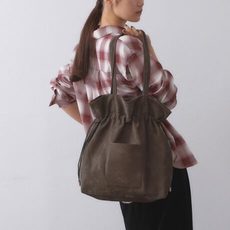 [^ԁFC7114039]炩ȍfނgpiȈۂ̃g[gobOBlC̃fUCɐVfނǉIɃAbvf[gčēoIE019J[Ɓ043J[͏iȌ򊴂̂炩ȍfނgpE144J[Ɓ151J[̓xA͋̕Ĉ鍇fނgpE\ʊ̂fނȂ̂ŃLYڗɂEʋ΂ʊwɂΉ\Ȃꂢ߃VvfUCEA4t@Cۂ[́E{̃tg̃|Pbg̓X}[gtHȂǂ̎[ɕ֗E|Pbgו̎dɕ֗ yfUCz\ʊ̂炩琶ngptbgȃg[gobOBJ[ɂĈقȂ鎿̑fނgpĂ܂AǂiȈۂŁAfފłBh[XgO̕R{̂Ɠfނō킹đlۂۂɎdグĂ܂Bnh𒷂߂ɐݒ肵Ă̂ŁAƌ|fUCłB{̃tg̊O|Pbg̓X}[gtHJ[hP[XȂǁAɎoACe̎[ɕ֗łB̕Răh[XgOłdlŁAƍiƋВ̃VGbgɂȂ̂ŁA̓̃X^COו̗ʂɍ킹ĂD݂̃VGbgɒ܂Bh[XgOĂŘɂ́A^p[cziȈۂɁBtbgȏԂłA4TCY̎[\łBydlzE|PbgF~2 O~1A4TCY[|Pbg聡yʁ|\Ɩ̊֌WɂAۂFČꍇ܂B܂Ap\REX}[gtHȂǂ̊ɂA኱iƉ摜̃J[قȂꍇ܂Bd:335g