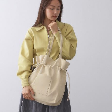 [^ԁFC7114039]炩ȍfނgpiȈۂ̃g[gobOBlC̃fUCɐVfނǉIɃAbvf[gčēoIE019J[Ɓ043J[͏iȌ򊴂̂炩ȍfނgpE144J[Ɓ151J[̓xA͋̕Ĉ鍇fނgpE\ʊ̂fނȂ̂ŃLYڗɂEʋ΂ʊwɂΉ\Ȃꂢ߃VvfUCEA4t@Cۂ[́E{̃tg̃|Pbg̓X}[gtHȂǂ̎[ɕ֗E|Pbgו̎dɕ֗ yfUCz\ʊ̂炩琶ngptbgȃg[gobOBJ[ɂĈقȂ鎿̑fނgpĂ܂AǂiȈۂŁAfފłBh[XgO̕R{̂Ɠfނō킹đlۂۂɎdグĂ܂Bnh𒷂߂ɐݒ肵Ă̂ŁAƌ|fUCłB{̃tg̊O|Pbg̓X}[gtHJ[hP[XȂǁAɎoACe̎[ɕ֗łB̕Răh[XgOłdlŁAƍiƋВ̃VGbgɂȂ̂ŁA̓̃X^COו̗ʂɍ킹ĂD݂̃VGbgɒ܂Bh[XgOĂŘɂ́A^p[cziȈۂɁBtbgȏԂłA4TCY̎[\łBydlzE|PbgF~2 O~1A4TCY[|Pbg聡yʁ|\Ɩ̊֌WɂAۂFČꍇ܂B܂Ap\REX}[gtHȂǂ̊ɂA኱iƉ摜̃J[قȂꍇ܂Bd:335g