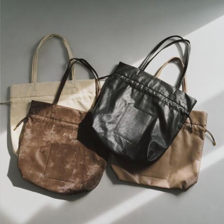 [^ԁFC7114039]炩ȍfނgpiȈۂ̃g[gobOBlC̃fUCɐVfނǉIɃAbvf[gčēoIE019J[Ɓ043J[͏iȌ򊴂̂炩ȍfނgpE144J[Ɓ151J[̓xA͋̕Ĉ鍇fނgpE\ʊ̂fނȂ̂ŃLYڗɂEʋ΂ʊwɂΉ\Ȃꂢ߃VvfUCEA4t@Cۂ[́E{̃tg̃|Pbg̓X}[gtHȂǂ̎[ɕ֗E|Pbgו̎dɕ֗ yfUCz\ʊ̂炩琶ngptbgȃg[gobOBJ[ɂĈقȂ鎿̑fނgpĂ܂AǂiȈۂŁAfފłBh[XgO̕R{̂Ɠfނō킹đlۂۂɎdグĂ܂Bnh𒷂߂ɐݒ肵Ă̂ŁAƌ|fUCłB{̃tg̊O|Pbg̓X}[gtHJ[hP[XȂǁAɎoACe̎[ɕ֗łB̕Răh[XgOłdlŁAƍiƋВ̃VGbgɂȂ̂ŁA̓̃X^COו̗ʂɍ킹ĂD݂̃VGbgɒ܂Bh[XgOĂŘɂ́A^p[cziȈۂɁBtbgȏԂłA4TCY̎[\łBydlzE|PbgF~2 O~1A4TCY[|Pbg聡yʁ|\Ɩ̊֌WɂAۂFČꍇ܂B܂Ap\REX}[gtHȂǂ̊ɂA኱iƉ摜̃J[قȂꍇ܂Bd:335g