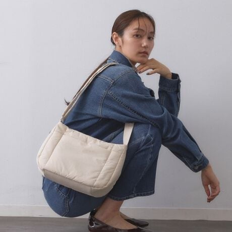 [^ԁFC7114036]o◷sɂ҂IghfUČyʃJWA~jV_[EJWAȂiȃVvfUCV_[obOE悭c݁iptB[ĵfނgpEOʃ|Pbg̖{̓FñuhS肰ȂfUC|CgłEyʂȂ̂ŁAo◷sɂ߁IE500mlybg{gۂ[́E|PbgAו̎dɕ֗  |PbgF6iA|PbgF3jyfUCzgĥӂ݂̂fނgpyʃ~jV_[obOBڈȏɎ[͂A500mlybg{gۂ܂܂Bŷło◷sȂǒԂ̊Ooɂ߂łB|PbgAO|PbǵAƎogѓdbȂǂ̎[ɕ֗łB́AɂۂɃSAtBbgĎĂ邷ƂfUCɁB\Ȃ̂|CgłBfނŁAA4TCYΉ2WAYrbOg[giC71|14037ĵ܂B500mlybg{g[\|Pbg聡yʁ|\Ɩ̊֌WɂAۂFČꍇ܂B܂Ap\REX}[gtHȂǂ̊ɂA኱iƉ摜̃J[قȂꍇ܂Bd:205g