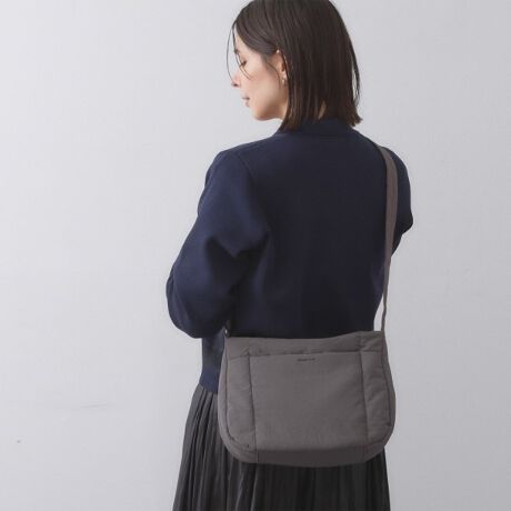 [^ԁFC7114036]o◷sɂ҂IghfUČyʃJWA~jV_[EJWAȂiȃVvfUCV_[obOE悭c݁iptB[ĵfނgpEOʃ|Pbg̖{̓FñuhS肰ȂfUC|CgłEyʂȂ̂ŁAo◷sɂ߁IE500mlybg{gۂ[́E|PbgAו̎dɕ֗  |PbgF6iA|PbgF3jyfUCzgĥӂ݂̂fނgpyʃ~jV_[obOBڈȏɎ[͂A500mlybg{gۂ܂܂Bŷło◷sȂǒԂ̊Ooɂ߂łB|PbgAO|PbǵAƎogѓdbȂǂ̎[ɕ֗łB́AɂۂɃSAtBbgĎĂ邷ƂfUCɁB\Ȃ̂|CgłBfނŁAA4TCYΉ2WAYrbOg[giC71|14037ĵ܂B500mlybg{g[\|Pbg聡yʁ|\Ɩ̊֌WɂAۂFČꍇ܂B܂Ap\REX}[gtHȂǂ̊ɂA኱iƉ摜̃J[قȂꍇ܂Bd:205g