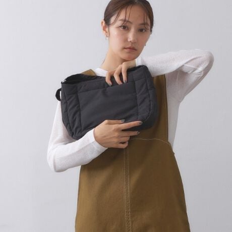 [^ԁFC7114036]o◷sɂ҂IghfUČyʃJWA~jV_[EJWAȂiȃVvfUCV_[obOE悭c݁iptB[ĵfނgpEOʃ|Pbg̖{̓FñuhS肰ȂfUC|CgłEyʂȂ̂ŁAo◷sɂ߁IE500mlybg{gۂ[́E|PbgAו̎dɕ֗  |PbgF6iA|PbgF3jyfUCzgĥӂ݂̂fނgpyʃ~jV_[obOBڈȏɎ[͂A500mlybg{gۂ܂܂Bŷło◷sȂǒԂ̊Ooɂ߂łB|PbgAO|PbǵAƎogѓdbȂǂ̎[ɕ֗łB́AɂۂɃSAtBbgĎĂ邷ƂfUCɁB\Ȃ̂|CgłBfނŁAA4TCYΉ2WAYrbOg[giC71|14037ĵ܂B500mlybg{g[\|Pbg聡yʁ|\Ɩ̊֌WɂAۂFČꍇ܂B܂Ap\REX}[gtHȂǂ̊ɂA኱iƉ摜̃J[قȂꍇ܂Bd:205g