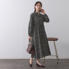 チェーンプリントフィット＆フレアワンピース【洗濯機洗い可〉