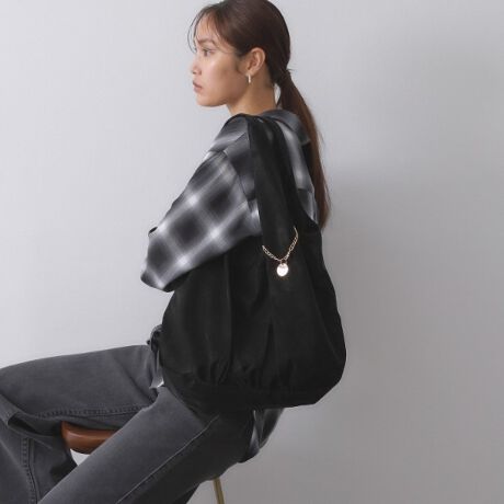 [^ԁFC7114041][́IA4TCYΉ̃rbOg[gobOE{̂̓kobN̕\̂\tgȍfނgpE_炩fނgpĂ̂ŁAɐĝɉ₷tBbg܂EA4TCYΉŎ[͂̂ŁAו߂̕ɂ߁EuhS̃IWi^`[肰ȂfUC|CgłE|PbgAׂȉו̎dɕ֗łBydlzE|PbgF~3 O~1A4TCYΉ|\Ɩ̊֌WɂAۂFČꍇ܂B܂Ap\REX}[gtHȂǂ̊ɂA኱iƉ摜̃J[قȂꍇ܂Bd:310g