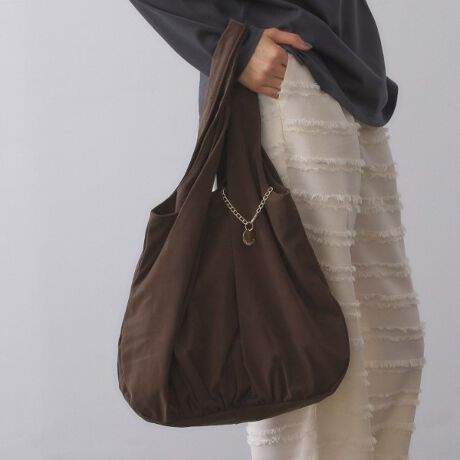 [^ԁFC7114041][́IA4TCYΉ̃rbOg[gobOE{̂̓kobN̕\̂\tgȍfނgpE_炩fނgpĂ̂ŁAɐĝɉ₷tBbg܂EA4TCYΉŎ[͂̂ŁAו߂̕ɂ߁EuhS̃IWi^`[肰ȂfUC|CgłE|PbgAׂȉו̎dɕ֗łBydlzE|PbgF~3 O~1A4TCYΉ|\Ɩ̊֌WɂAۂFČꍇ܂B܂Ap\REX}[gtHȂǂ̊ɂA኱iƉ摜̃J[قȂꍇ܂Bd:310g