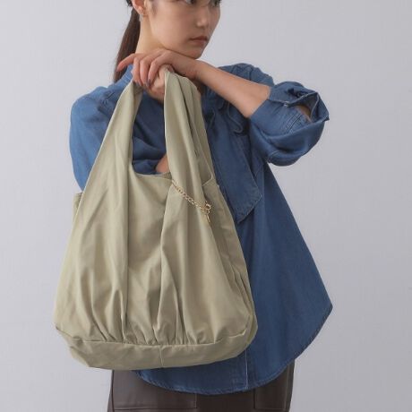 [^ԁFC7114041][́IA4TCYΉ̃rbOg[gobOE{̂̓kobN̕\̂\tgȍfނgpE_炩fނgpĂ̂ŁAɐĝɉ₷tBbg܂EA4TCYΉŎ[͂̂ŁAו߂̕ɂ߁EuhS̃IWi^`[肰ȂfUC|CgłE|PbgAׂȉו̎dɕ֗łBydlzE|PbgF~3 O~1A4TCYΉ|\Ɩ̊֌WɂAۂFČꍇ܂B܂Ap\REX}[gtHȂǂ̊ɂA኱iƉ摜̃J[قȂꍇ܂Bd:310g