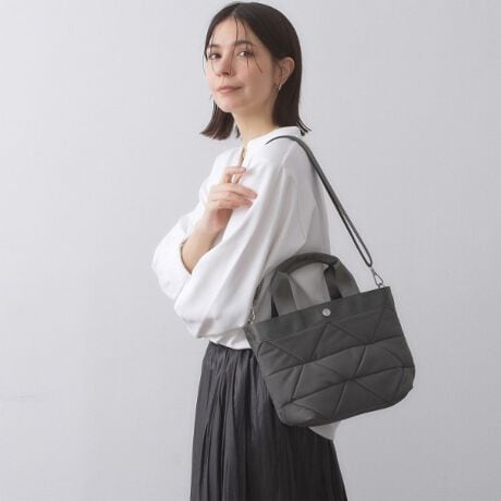 [^ԁFC7114034]yʂꂵIoɕ֗2WAYdl̃~hV_[g[gobOlCobȎfނAbvf[gI荂ȈۂɁIEgCAÕpb`[NfUCVNEJWAȂÃOOe[vؑւiȈہEO\ȃe[vV_[t2WAYdlE500mlybg{gۂ[́E|PbgAו̎dɕ֗  |PbgF5iA|PbgF2A|PbgF3jyfUCzH~ɂ҂ȃpb`[NfUC~hg[gobOBO\ȃe[vV_[t2WAYdl|CgłB蕔͌̂OOe[vŐ؂ւāAiłƂꂢ߂ȈہBڈȏɎ[͂A500mlybg{gۂ܂܂B|PbgAׂו̎[ɕ֗łBO\ȃV_[Xgbv́A\ŁAɂۂɃSɃtBbgĎĂ邷ƂfUCɁB2WAY500mlybg{g[\|Pbg聡yʁ|\Ɩ̊֌WɂAۂFČꍇ܂B܂Ap\REX}[gtHȂǂ̊ɂA኱iƉ摜̃J[قȂꍇ܂Bd:420g