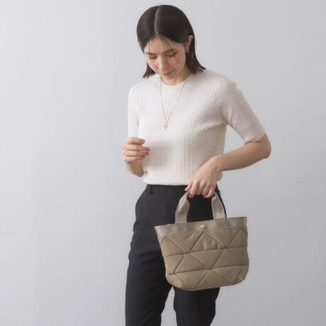 [^ԁFC7114034]yʂꂵIoɕ֗2WAYdl̃~hV_[g[gobOlCobȎfނAbvf[gI荂ȈۂɁIEgCAÕpb`[NfUCVNEJWAȂÃOOe[vؑւiȈہEO\ȃe[vV_[t2WAYdlE500mlybg{gۂ[́E|PbgAו̎dɕ֗  |PbgF5iA|PbgF2A|PbgF3jyfUCzH~ɂ҂ȃpb`[NfUC~hg[gobOBO\ȃe[vV_[t2WAYdl|CgłB蕔͌̂OOe[vŐ؂ւāAiłƂꂢ߂ȈہBڈȏɎ[͂A500mlybg{gۂ܂܂B|PbgAׂו̎[ɕ֗łBO\ȃV_[Xgbv́A\ŁAɂۂɃSɃtBbgĎĂ邷ƂfUCɁB2WAY500mlybg{g[\|Pbg聡yʁ|\Ɩ̊֌WɂAۂFČꍇ܂B܂Ap\REX}[gtHȂǂ̊ɂA኱iƉ摜̃J[قȂꍇ܂Bd:420g