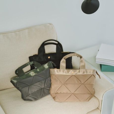 [^ԁFC7114034]yʂꂵIoɕ֗2WAYdl̃~hV_[g[gobOlCobȎfނAbvf[gI荂ȈۂɁIEgCAÕpb`[NfUCVNEJWAȂÃOOe[vؑւiȈہEO\ȃe[vV_[t2WAYdlE500mlybg{gۂ[́E|PbgAו̎dɕ֗  |PbgF5iA|PbgF2A|PbgF3jyfUCzH~ɂ҂ȃpb`[NfUC~hg[gobOBO\ȃe[vV_[t2WAYdl|CgłB蕔͌̂OOe[vŐ؂ւāAiłƂꂢ߂ȈہBڈȏɎ[͂A500mlybg{gۂ܂܂B|PbgAׂו̎[ɕ֗łBO\ȃV_[Xgbv́A\ŁAɂۂɃSɃtBbgĎĂ邷ƂfUCɁB2WAY500mlybg{g[\|Pbg聡yʁ|\Ɩ̊֌WɂAۂFČꍇ܂B܂Ap\REX}[gtHȂǂ̊ɂA኱iƉ摜̃J[قȂꍇ܂Bd:420g