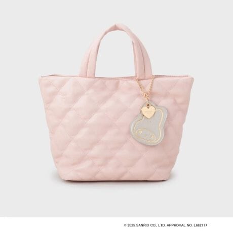 [^ԁFC7194020]MY MELODY 50th Anniversary ~ OPAQUE.CLIP̃R{[V́A}CfB50NjIgiACeIĂ邾ŃNNtFCX^̃LL|[`~jV_[B~[`[t̍fނ̃obÓAfC[gɂ҂IAjo[T[LOʂȃRNVy݂ByfUCz\ʂ_CLg̍fނgp~hTCỸg[gobOBȂłӂƂ̊\ĂAgĥACeɁB͖Dt̃|PbgtŁA{̂500mlybg{g[łTCYȂ̂|CgłBO\ȃ}CfB̂^IWi~[`[tBNLOfUC̉Dƃl[tĂ܂B#872J[ECTCgƈꕔX܌J[łBfނŁAВ~jV_[iC71-94021jAA4TCYΉg[gobOiC71-94022j肪܂By}CfBzȂŖ邢Av̏̃RB󕨂́A΂񂪍ĂꂽA킢BꂳƂɃNbL[Ă̂DBDȐHו́AA[hpEhP[LBBydlzE|PbgF~1Ɩ̊֌WɂAۂFČꍇ܂B܂Ap\REX}[gtHȂǂ̊ɂA኱iƉ摜̃J[قȂꍇ܂Bd:255g(TvTCY)