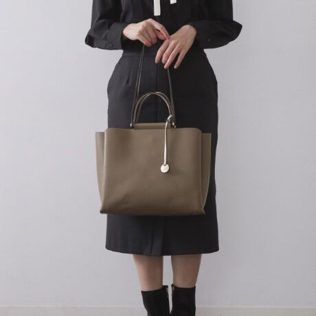 [^ԁFC7114056]dobOɂ߁I2WAYdlA4TCYg[gobOEyʂ̃VNfނgpE\ʂɉʊ̂fނȂ̂ŃLY≘ꂪڗÂ炢̂|CgE{̑Oʂ̎O\ȃuh胁^`[肰ȂfUC|CgE蕔̓V[gƃO2WAYdlEZ蕔ƃ`[͔zFgŁAgh܂EVvȃfUCłǂȃR[fɂ킹₷g[gobOE3wdlŏނו̐₷̂|CgłE{̒A4TCYt@C薳܂TCYE蕔͌Ɋ|ۂɃSɂfUCɁE|PbgtŁAׂȉו̎dɂ֗ł|PbgF1A4t@C[Ɩ̊֌WɂAۂFČꍇ܂B܂Ap\REX}[gtHȂǂ̊ɂA኱iƉ摜̃J[قȂꍇ܂Bd:615g