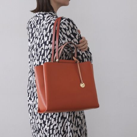 [^ԁFC7114056]dobOɂ߁I2WAYdlA4TCYg[gobOEyʂ̃VNfނgpE\ʂɉʊ̂fނȂ̂ŃLY≘ꂪڗÂ炢̂|CgE{̑Oʂ̎O\ȃuh胁^`[肰ȂfUC|CgE蕔̓V[gƃO2WAYdlEZ蕔ƃ`[͔zFgŁAgh܂EVvȃfUCłǂȃR[fɂ킹₷g[gobOE3wdlŏނו̐₷̂|CgłE{̒A4TCYt@C薳܂TCYE蕔͌Ɋ|ۂɃSɂfUCɁE|PbgtŁAׂȉו̎dɂ֗ł|PbgF1A4t@C[Ɩ̊֌WɂAۂFČꍇ܂B܂Ap\REX}[gtHȂǂ̊ɂA኱iƉ摜̃J[قȂꍇ܂Bd:615g