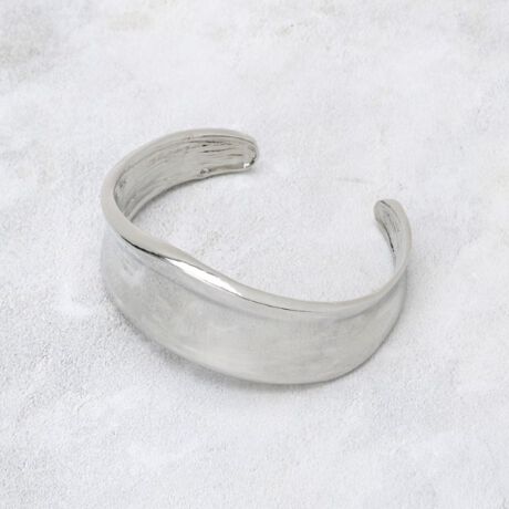 [^ԁFC7134202]r؂₩ɍʂ傫߂̃^oOyfUCz݊̂傫߂̃^oÓAVvȂꂽfUCBāAX^COɃANZg܂ByȂ|CgzJWAȃR[fBl[gItBXX^Cɍ킹邱ƂŁAꂽۂoBd˕tɂKĂALV[Ŋ􂷂ACełBƖ̊֌WɂAۂFČꍇ܂B܂Ap\REX}[gtHȂǂ̊ɂA኱iƉ摜̃J[قȂꍇ܂B