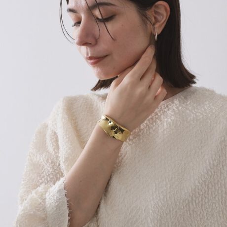 [^ԁFC7134202]r؂₩ɍʂ傫߂̃^oOyfUCz݊̂傫߂̃^oÓAVvȂꂽfUCBāAX^COɃANZg܂ByȂ|CgzJWAȃR[fBl[gItBXX^Cɍ킹邱ƂŁAꂽۂoBd˕tɂKĂALV[Ŋ􂷂ACełBƖ̊֌WɂAۂFČꍇ܂B܂Ap\REX}[gtHȂǂ̊ɂA኱iƉ摜̃J[قȂꍇ܂B