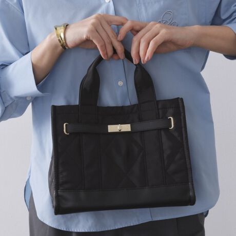 [^ԁFC7114057]500mlybg{g[\Ioɕ֗Ȍyʂꂢ߃LeBO~hTCYV_[obOE_C^̃LeBOfUCꂢ߂ȈہEO\ȃV_[Xgbvt2WAYdlEXNGA^̃~hTCYobOŃ}`tERpNgȃTCYȂ500mlybg{g[́E|PbgAׂȉו̎dɕ֗  |PbgF4iA|PbgF2jyfUCzoɕ֗ȃ~hTCỸV_[obOɃ_CLeBOfUCoB\ʒ̃^p[ciȈۂ̃fUCłBÂJ[Ȃ肪ȏH~̃X^COɁALeBOfUC̃obO킹ƁAʂ̂\ʊANZgɂȂ肨߂łB~hTCY͂oɎg₷֗ȃTCYŁA500mlybg{g[\łBO\ȃV_[Xgbvt2WAYdlȂ̂|CgBɂۂɃSAtBbgĎĂ邷ƂfUCɎdグA߂\Ȃ̂ŁAD݂̒łgp܂BfނA4TCYg[gobOiC71|14058j܂B500mlybg{g[\|Pbg聡2WAY|\΂ߊ|\Ɩ̊֌WɂAۂFČꍇ܂B܂Ap\REX}[gtHȂǂ̊ɂA኱iƉ摜̃J[قȂꍇ܂Bd:360g