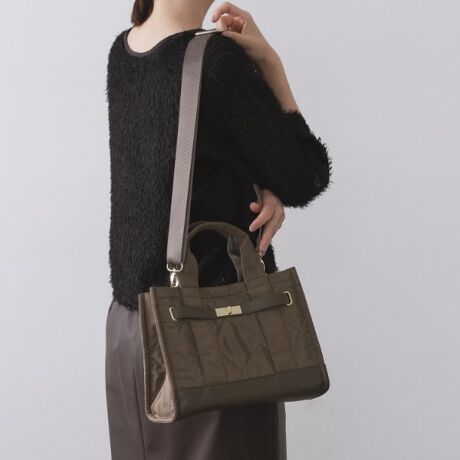 [^ԁFC7114057]500mlybg{g[\Ioɕ֗Ȍyʂꂢ߃LeBO~hTCYV_[obOE_C^̃LeBOfUCꂢ߂ȈہEO\ȃV_[Xgbvt2WAYdlEXNGA^̃~hTCYobOŃ}`tERpNgȃTCYȂ500mlybg{g[́E|PbgAׂȉו̎dɕ֗  |PbgF4iA|PbgF2jyfUCzoɕ֗ȃ~hTCỸV_[obOɃ_CLeBOfUCoB\ʒ̃^p[ciȈۂ̃fUCłBÂJ[Ȃ肪ȏH~̃X^COɁALeBOfUC̃obO킹ƁAʂ̂\ʊANZgɂȂ肨߂łB~hTCY͂oɎg₷֗ȃTCYŁA500mlybg{g[\łBO\ȃV_[Xgbvt2WAYdlȂ̂|CgBɂۂɃSAtBbgĎĂ邷ƂfUCɎdグA߂\Ȃ̂ŁAD݂̒łgp܂BfނA4TCYg[gobOiC71|14058j܂B500mlybg{g[\|Pbg聡2WAY|\΂ߊ|\Ɩ̊֌WɂAۂFČꍇ܂B܂Ap\REX}[gtHȂǂ̊ɂA኱iƉ摜̃J[قȂꍇ܂Bd:360g