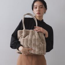 【A4サイズ対応／マチ付き】ストライプフェイクファートートバッグ