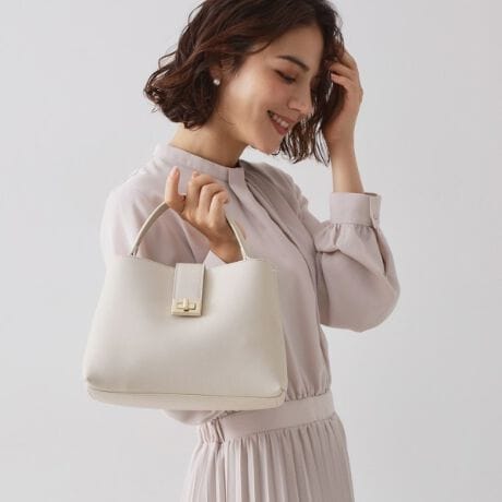 [^ԁFC7115002]Zj[V[ɂΉ\ȏinhobOETtBA[m̏iȌ^vgpE^fނȂ̂ŃLY≘ꂪڗɂEO\ȃOV_[t2WAYdlE500mlybg{g[́E͒d؂̃t@Xi[|Pbgtŉו̎dɕ֗yfUCzZj[V[ł͂ȂAig₷2WAYnhobOBiȈۂ̌^vgpALY≘ꂪڗɂ̂|CgłBO\ȃOV_[t2WAYdlŁAX^COV[ɍ킹ĎAW܂BRpNgȃTCYȂA500mlybg{g[͂܂BtH[}ȃV[̃X^COɂAfjȂǂ̃JWAȃX^COɂ킹₷fUCobOłBfނA4TCYg[gobOiC71|15003ĵ܂B2WAY500mlybg{g[\Ɩ̊֌WɂAۂFČꍇ܂B܂Ap\REX}[gtHȂǂ̊ɂA኱iƉ摜̃J[قȂꍇ܂Bd:355g(TvTCY)