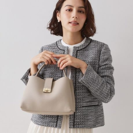 [^ԁFC7115002]Zj[V[ɂΉ\ȏinhobOETtBA[m̏iȌ^vgpE^fނȂ̂ŃLY≘ꂪڗɂEO\ȃOV_[t2WAYdlE500mlybg{g[́E͒d؂̃t@Xi[|Pbgtŉו̎dɕ֗yfUCzZj[V[ł͂ȂAig₷2WAYnhobOBiȈۂ̌^vgpALY≘ꂪڗɂ̂|CgłBO\ȃOV_[t2WAYdlŁAX^COV[ɍ킹ĎAW܂BRpNgȃTCYȂA500mlybg{g[͂܂BtH[}ȃV[̃X^COɂAfjȂǂ̃JWAȃX^COɂ킹₷fUCobOłBfނA4TCYg[gobOiC71|15003ĵ܂B2WAY500mlybg{g[\Ɩ̊֌WɂAۂFČꍇ܂B܂Ap\REX}[gtHȂǂ̊ɂA኱iƉ摜̃J[قȂꍇ܂Bd:355g(TvTCY)