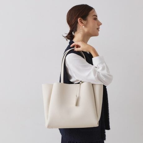 [^ԁFC7115003]Zj[V[ɂΉ\ȏiA4TCYg[gobOETtBA[m̏iȌ^vE^fނȂ̂ŃLY≘ꂪڗɂEZj[V[ʋ΂ɂʊwɂΉ\Ȃꂢ߃VvfUCEA4TCYΉŉוSE{̂3wɕĂĎ[₷dlE{̑O̓}OlbgtŁAƎo₷A̓t@Xi[JdlŖhƖʂzE|Pbgtŉו̎dɕ֗yfUCzZj[V[ł͂ȂAʋΒʊw̃X^COɂ킹₷XbLfUCA4g[gobOBiȈۂ̌^vgpALY≘ꂪڗɂ̂|CgłB{̂3wɕĂĉו̎d₷AA4TCYΉȂ̂ŉוSłB{̑ȎẃA}Olbgtłƕo₷A̓t@Xi[JdlȂ̂ŖhƖʂSłBV_[͌Ɋ|ۂɃSAtBbgĎĂ邷ƂfUCɎdグ܂BfނŃ~hTCYnhobOiC71|15002ĵ܂BA4TCYΉ|Pbgi~3j|\Ɩ̊֌WɂAۂFČꍇ܂B܂Ap\REX}[gtHȂǂ̊ɂA኱iƉ摜̃J[قȂꍇ܂Bd:540g(TvTCY)