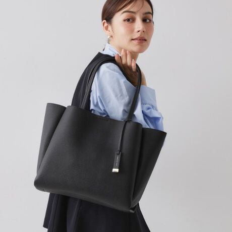 [^ԁFC7115003]Zj[V[ɂΉ\ȏiA4TCYg[gobOETtBA[m̏iȌ^vE^fނȂ̂ŃLY≘ꂪڗɂEZj[V[ʋ΂ɂʊwɂΉ\Ȃꂢ߃VvfUCEA4TCYΉŉוSE{̂3wɕĂĎ[₷dlE{̑O̓}OlbgtŁAƎo₷A̓t@Xi[JdlŖhƖʂzE|Pbgtŉו̎dɕ֗yfUCzZj[V[ł͂ȂAʋΒʊw̃X^COɂ킹₷XbLfUCA4g[gobOBiȈۂ̌^vgpALY≘ꂪڗɂ̂|CgłB{̂3wɕĂĉו̎d₷AA4TCYΉȂ̂ŉוSłB{̑ȎẃA}Olbgtłƕo₷A̓t@Xi[JdlȂ̂ŖhƖʂSłBV_[͌Ɋ|ۂɃSAtBbgĎĂ邷ƂfUCɎdグ܂BfނŃ~hTCYnhobOiC71|15002ĵ܂BA4TCYΉ|Pbgi~3j|\Ɩ̊֌WɂAۂFČꍇ܂B܂Ap\REX}[gtHȂǂ̊ɂA኱iƉ摜̃J[قȂꍇ܂Bd:540g(TvTCY)