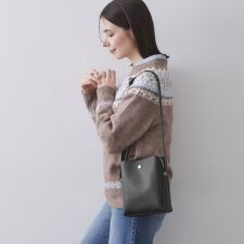 シュリンク合皮3層ミニショルダーバッグ【軽量／長さ調整可能】