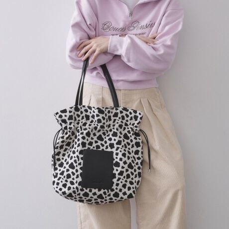 [^ԁFC7115016]lC̋ВfUCtĎdlɃAbvf[gēoIghȂAiȈۂ̃g[gobOBE004J[Ɓ019J[͏iȌ򊴂̂炩ȍfނgpA|Pbg̓gh̃^p[cfUCɁE119J[Ɓ243J[͖{̂̓Aj}̃WJ[hfށA|PbgȂǂ͍fނgpE\ʊ̂fނȂ̂ŃLYڗɂEA4t@CTCYۂ[́E{̃tg̃|Pbg̓X}[gtHȂǂ̎[ɕ֗E|Pbgו̎dɕ֗  |PbgF3iA|PbgF2jA4t@C[yJ[WJz004AC{[nFfށ{^p[cfUC|Pbg019ubNnFfށ{^p[cfUC|Pbg119ubNnF_VAWJ[hfށ{|Pbg243uEnFJEWJ[hfށ{|PbgyfUCzg₷tbgȃfUC̃g[gobOB004J[Ɓ019J[̓X[XȈۂ̑fނgpA119J[Ɓ243J[̓GK[fނgpBh[XgO̕RƎAtg|Pbg͍fނgpđlۂۂɎdグĂ܂Bnh𒷂߂ɐݒ肵Ă̂ŁAƌ|fUCłB{̃tg̊O|Pbg̓X}[gtHJ[hP[XȂǁAɎoACe̎[ɕ֗łB̕Răh[XgOłdlŁAƍiƋВ̃VGbgɂȂ̂ŁA̓̃X^COו̗ʂɍ킹ĂD݂̃VGbgɒ܂Bh[XgOĂŘɂ́A^p[cziȈۂɁBtbgȏԂłA4TCY̎[\łBA4TCY[|Pbg聡yʁ|\Ɩ̊֌WɂAۂFČꍇ܂B܂Ap\REX}[d:355g