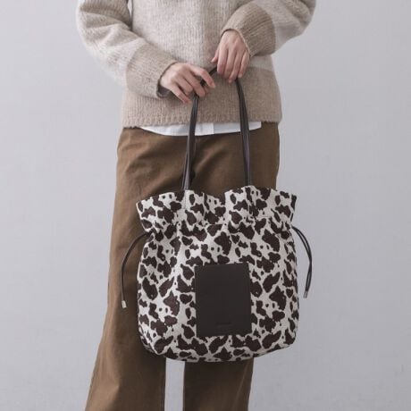 [^ԁFC7115016]lC̋ВfUCtĎdlɃAbvf[gēoIghȂAiȈۂ̃g[gobOBE004J[Ɓ019J[͏iȌ򊴂̂炩ȍfނgpA|Pbg̓gh̃^p[cfUCɁE119J[Ɓ243J[͖{̂̓Aj}̃WJ[hfށA|PbgȂǂ͍fނgpE\ʊ̂fނȂ̂ŃLYڗɂEA4t@CTCYۂ[́E{̃tg̃|Pbg̓X}[gtHȂǂ̎[ɕ֗E|Pbgו̎dɕ֗  |PbgF3iA|PbgF2jA4t@C[yJ[WJz004AC{[nFfށ{^p[cfUC|Pbg019ubNnFfށ{^p[cfUC|Pbg119ubNnF_VAWJ[hfށ{|Pbg243uEnFJEWJ[hfށ{|PbgyfUCzg₷tbgȃfUC̃g[gobOB004J[Ɓ019J[̓X[XȈۂ̑fނgpA119J[Ɓ243J[̓GK[fނgpBh[XgO̕RƎAtg|Pbg͍fނgpđlۂۂɎdグĂ܂Bnh𒷂߂ɐݒ肵Ă̂ŁAƌ|fUCłB{̃tg̊O|Pbg̓X}[gtHJ[hP[XȂǁAɎoACe̎[ɕ֗łB̕Răh[XgOłdlŁAƍiƋВ̃VGbgɂȂ̂ŁA̓̃X^COו̗ʂɍ킹ĂD݂̃VGbgɒ܂Bh[XgOĂŘɂ́A^p[cziȈۂɁBtbgȏԂłA4TCY̎[\łBA4TCY[|Pbg聡yʁ|\Ɩ̊֌WɂAۂFČꍇ܂B܂Ap\REX}[d:355g