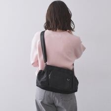 フロントポケット3層デザインショルダーバッグ【マルチポケット】