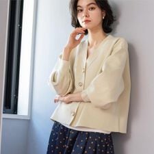 ゴールドビックボタンVネックニットカーディガン【洗濯機OK】