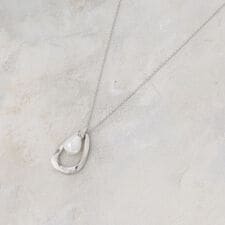 大ぶりメタルしずく×フェイクパール ネックレス