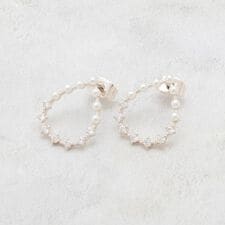 フェイクパール×ビジューしずくモチーフピアス