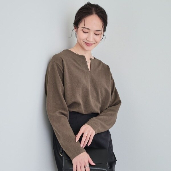 洗えるS-LL】洗濯後しわになりにくい 首元すっきりキーネックトップス