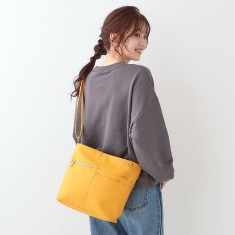 [^ԁFC7002025]yfUCzV[[ŐlC̐؂ւfUC̃V_[obOłB{̂̃TCY⑾߂̈肵V_[xgg₷|CgłBV{̂鍇vfނgpĂ܂̂ŁAJWAȃX^COɂ҂łBtg̃|Pbg̓t@Xi[t1AI[v|Pbg2Ȃ̂ŁATbƎo₷̂̂Ɏd₷łBOʉEɂDJtĂ܂̂ŁA`[Ȃǂt̂ɂ߂łBwʂɂt@Xi[|PbgA厖Ȃ̂Ă̂ɕ֗łByql炢RgzEt炵F̃V_[obO~ăCG[w܂B@t@Xi[̊O|Pbg2ĂƂĂg₷łB@̃obOłôy݂łB@(g:161cm@̌^:ʁ@CG[w)@Ƃ̂𒸑ՂĂ܂BydlzE|PbgF~3 O~4Ɩ̊֌WɂAۂFČꍇ܂B܂Ap\REX}[gtHȂǂ̊ɂA኱iƉ摜̃J[قȂꍇ܂Bd:315g