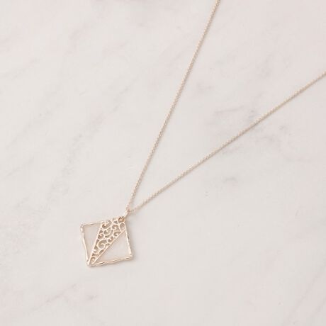 [^ԁFC7082053]DɗhVv_lbNXyfUCzꂽ`̃y_g̃lbNXB_炩ȃJ[̑gݍ킹A@ׂȃfUC͂Ă܂BDɗh鑕؂₩vXAgʂȃV[ɂ҂ȃACełBVvłȂ瑶݊A܂܂ȃR[fBl[gɎRɗn݂܂B܂AE₷XC_[dlŁAKɂg܂By@\zXC_[Œ\004 AC{[nAS[hJ[bL020 O[nAVo[J[bL070 sNnAsNVo[J[bLƖ̊֌WɂAۂFČꍇ܂B܂Ap\REX}[gtHȂǂ̊ɂA኱iƉ摜̃J[قȂꍇ܂B