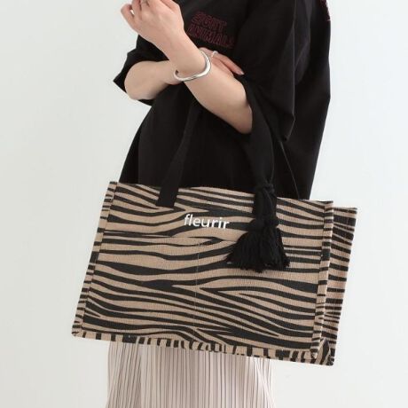 [^ԁFC7002304]yfUCzĂ炵fނ̃W[gobOłBA4TCYۂA}`肠̂ŃTuobOƂĂ߂łBtgɃI[v|Pbg2tĂ̂ŁAĂ̂ɂ߂łBnA[uvgɉāAN̓qEvgWJ܂BydlzE|PbgFO~2 ~1EA4TCY[Ɩ̊֌WɂAۂFČꍇ܂B܂Ap\REX}[gtHȂǂ̊ɂA኱iƉ摜̃J[قȂꍇ܂Bd:325g(TvTCY)